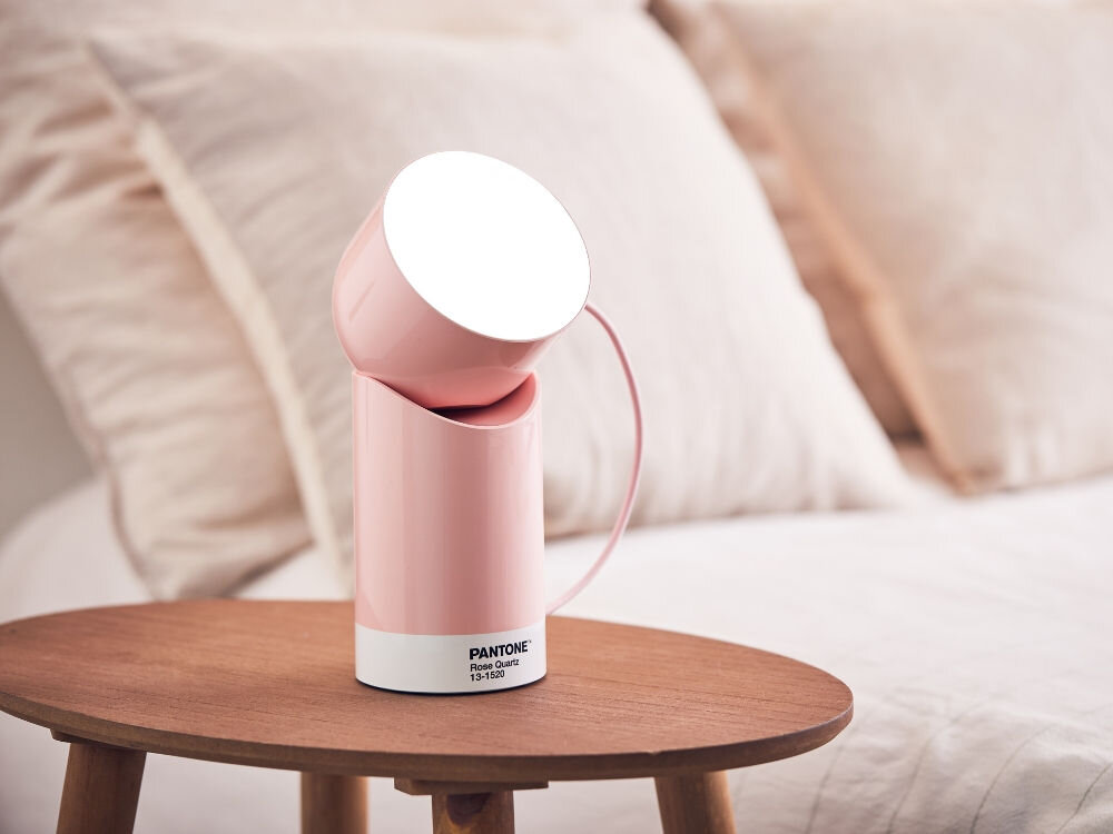 Lampka stołowa LEXON Orbe X Pantone LH88PT-LP Jasnoróżowy
            lampka ustawiona na szafce nocnej ruchomy magnetyczny element światło przy łóżku na biurku w salonie konstrukcja przenoszenie