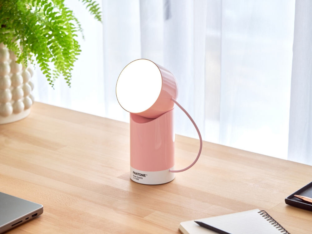 Lampka stołowa LEXON Orbe X Pantone LH88PT-LP Jasnoróżowy
            lampka ustawiona na biurku tryby kolorystyczne regulacja jasności moc lumeny czytanie praca