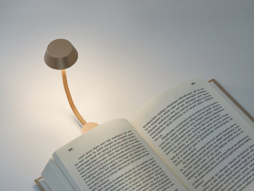 Lampka LED LEXON Mimi Złoty złota lampka wpięta w książkę dołączona podstawka jako stojąca lampka nocna poręczna forma ustawienie przypięcie trzymanie w dłoni do 12 godzin bez przerwy na wieczorne czytanie jako nocne światło dla dzieci ładowanie przez złącze USB-C trwa około 2 godzin