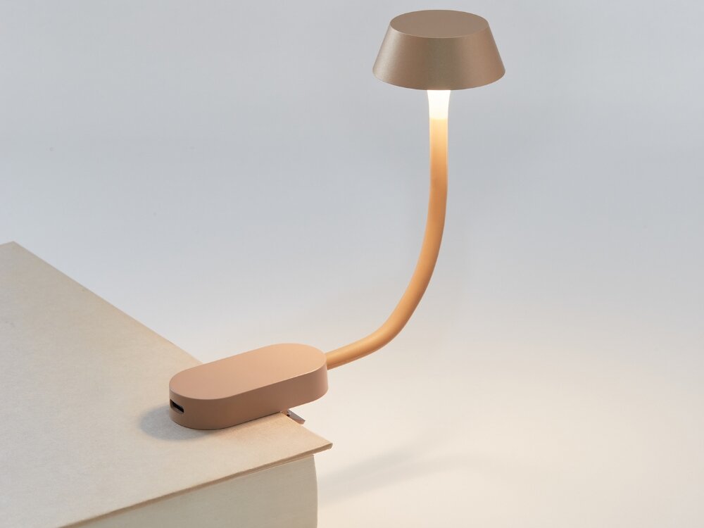 Lampka LED LEXON Mimi Złoty jasne tło złota lampka przypięta klipsem do szafki wejście do ładowania 9 kolorów światła regulacja natężenia światła do każdej sytuacji i nastroju ciepłe barwy podczas relaksu wieczorny odpoczynek zimne światło czytanie praca nauka jedno dotknięcie tworzenie optymalnych warunków klimatyczna atmosfera funkcjonalne oświetlenie