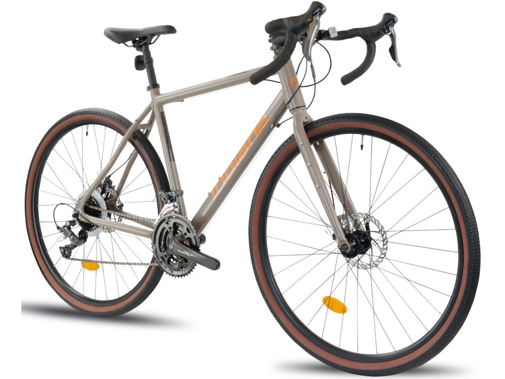 Rower gravel INDIANA Claris M22 28 cali męski Zielony rower na białym tle widoczny od przodu pod skosem rower wyścigowy do jazdy wyczynowej osiąga wysokie prędkości pozbawiony jest wszelkich „zbędnych” elementów