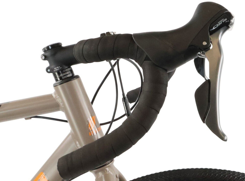 Rower gravel INDIANA Claris M22 28 cali męski Zielony kierownica widoczna z boku zbliżenie na uchwyty stery Neco H148 precyzyjne prowadzenie wysoka trwałość w codziennym użytkowaniu antypoślizgowe uchwyty stabilność dłoni bezpieczeństwo dwa rodzaje uchwytów