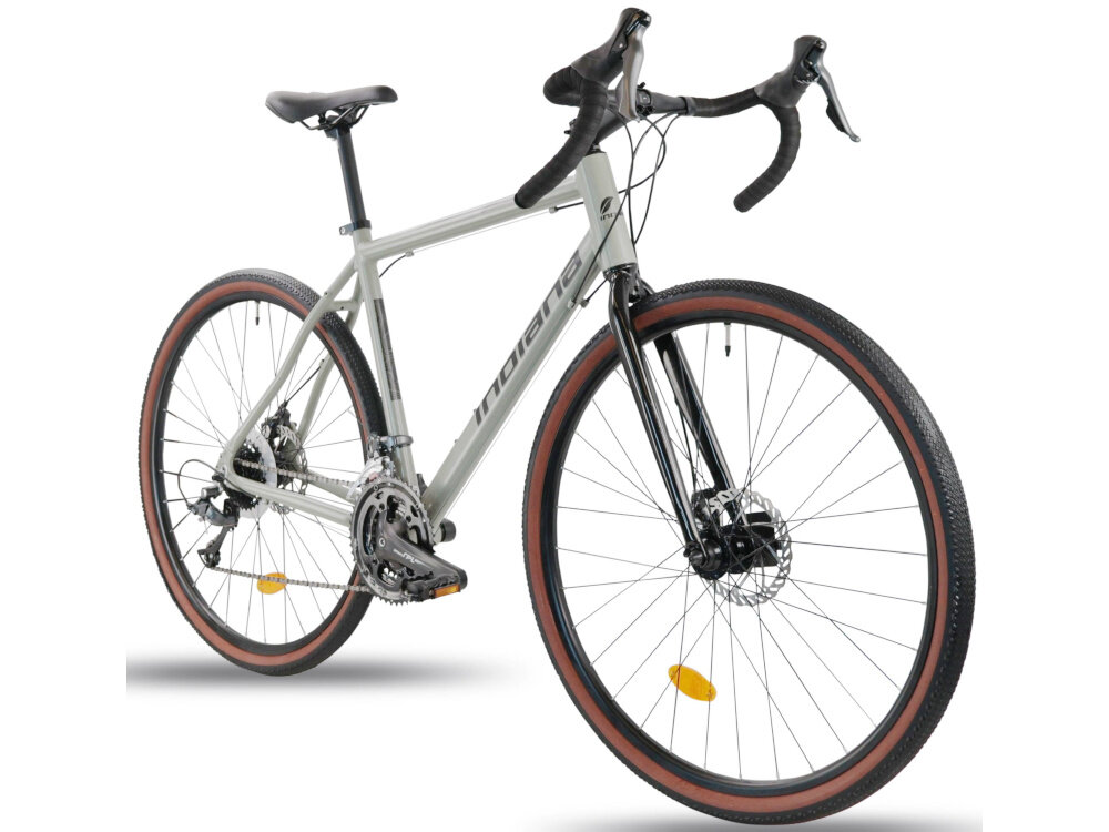 Rower gravel INDIANA Claris M20 28 cali męski Zielony rower na białym tle widoczny od przodu pod skosem rower wyścigowy do jazdy wyczynowej osiąga wysokie prędkości pozbawiony jest wszelkich „zbędnych” elementów