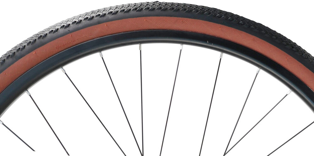 Rower gravel INDIANA Claris M20 28 cali męski Zielony zbliżenie na oponę rozmiar koła 28 cali szybkie rozpędzenie się bardzo cienkie i gładkie opony marki KENDA aluminiowe obręcze zachowanie regularnego kształtu kół stabilne trzymanie opony sprzęt do wyczynowego kolarstwa szybkiego regularne sprawdzanie ciśnienia powietrza wartość na bocznej części opony