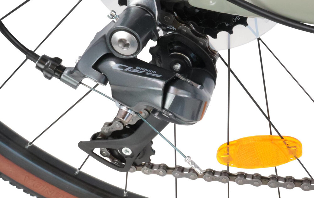 Rower gravel INDIANA Claris M20 28 cali męski Zielony zbliżenie na przerzutkę manetki SHIMANO typu R2000 24 biegi przednie i tyle przerzutki SHIMANO Claris duża wytrzymałość sprawne działanie zmiana biegów jest płynna i bezproblemowa