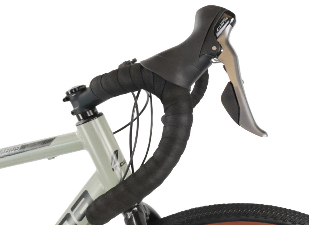 Rower gravel INDIANA Claris M20 28 cali męski Zielony kierownica widoczna z boku zbliżenie na uchwyty stery Neco H148 precyzyjne prowadzenie wysoka trwałość w codziennym użytkowaniu antypoślizgowe uchwyty stabilność dłoni bezpieczeństwo dwa rodzaje uchwytów