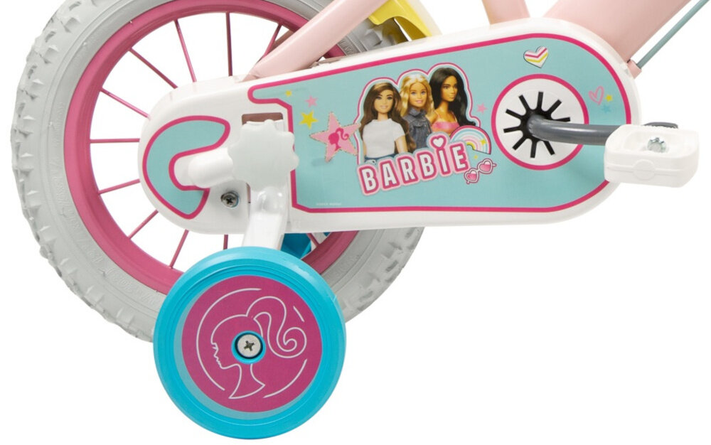 Rower dziecięcy TOIMSA Barbie 12 cali dla dziewczynki zbliżenie na kółka boczne i osłonę łańcucha zdjęcie na białym tle boczne kółka asekurują dziecko w początkowej fazie nauki boczne kółka można łatwo usunąć osłona łańcucha grafika z wizerunkami lalek Barbie zabezpiecza łańcuch przed brudem