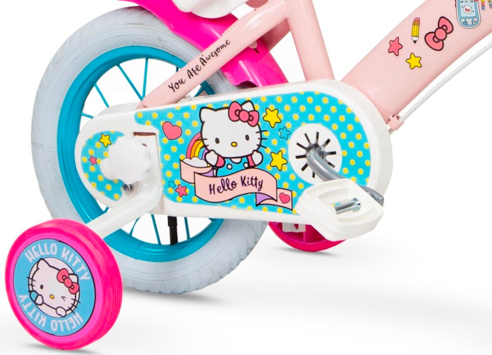 Rower dziecięcy TOIMSA Hello Kitty 12 cali dla dziewczynki zbliżenie na kółka boczne i osłonę łańcucha zdjęcie na białym tle boczne kółka asekurują dziecko w początkowej fazie nauki boczne kółka można łatwo usunąć osłona łańcucha grafika z wizerunkiem kotka Hello Kitty zabezpiecza łańcuch przed brudem