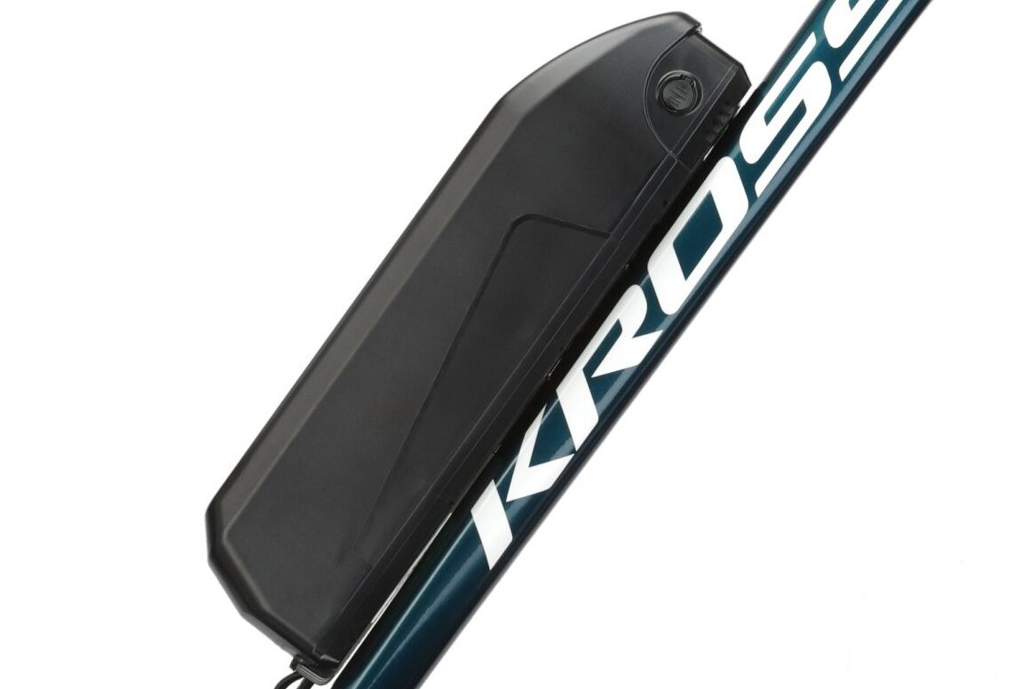 Rower elektryczny KROSS Hexagon Boost 345 M17 29 cali Turkusowo-biały zbliżenie na baterię umieszczoną na ramie zasięg do 50 km bateria litowo-jonowa napięcie 36 V pojemność 9,6 Ah 3454 Wh czas ładowania około 5 godzin żywotność baterii około 500 ładować bateria na ramie zintegrowana z konstrukcją roweru