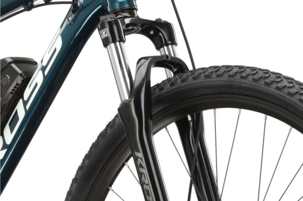 Rower elektryczny KROSS Hexagon Boost 345 M19 29 cali Turkusowo-biały zbliżenie na amortyzator rower typu hardtail przedni amortyzator marki Suntour typu XCE28 ze skokiem 80 mm ułatwia najeżdżanie na przeszkody niweluje wstrząsy niska masa roweru duża sztywność regulacja za pomocą sprężyny