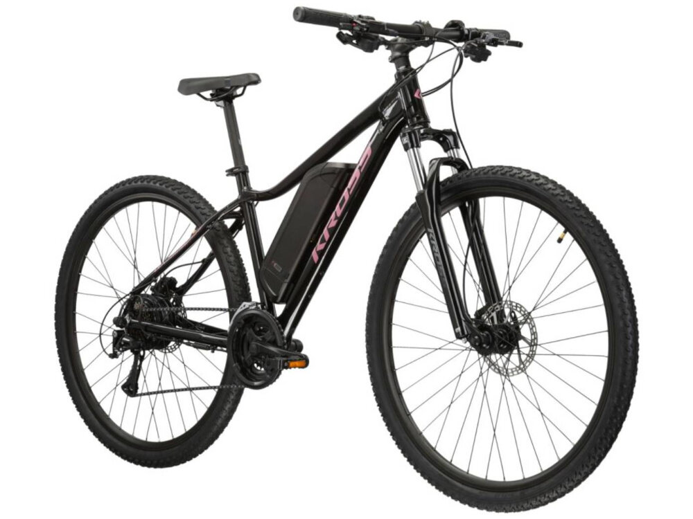 Rower elektryczny KROSS Lea Boost 522 D16 27.5 cala Czarno-różowy rower na białym tle widoczny od przodu pod skosem damski środek codziennego transportu do weekendowych przejażdżek elektryczny układ napędowy