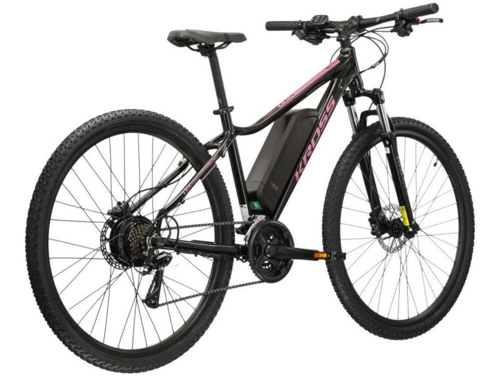 Rower elektryczny KROSS Lea Boost 522 D16 27.5 cala Czarno-różowy rower na białym tle widoczny od tyłu pod skosem wytrzymały bezszczotkowy silnik renomowanej marki SHENGYI umieszczony w tylnej piaście moc 250 W cichy wydajny niezauważalny