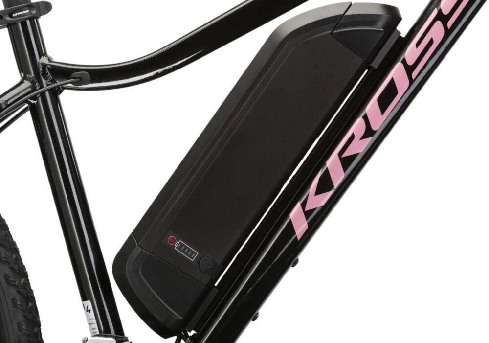 Rower elektryczny KROSS Lea Boost 522 D16 27.5 cala Czarno-różowy zbliżenie na baterię umieszczoną na ramie zasięg do 70 km bateria litowo-jonowa napięcie 36 V pojemność 14,5 Ah 522 Wh czas ładowania około 6 godzin bateria na ramie zintegrowana z konstrukcją roweru