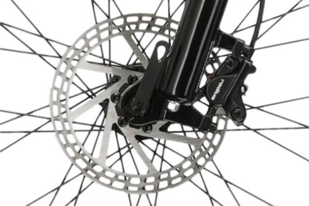 Rower elektryczny KROSS Lea Boost 522 D16 27.5 cala Czarno-różowy zbliżenie na hamulec podstawa bezpieczeństwa hamulce tarczowe hydrauliczne duża siła hamowania do jazy w każdych warunkach pogodowych i na każdej trasie płyn hamulcowy hamulce z przodu i z tyłu podwójny pakiet bezpieczeństwa