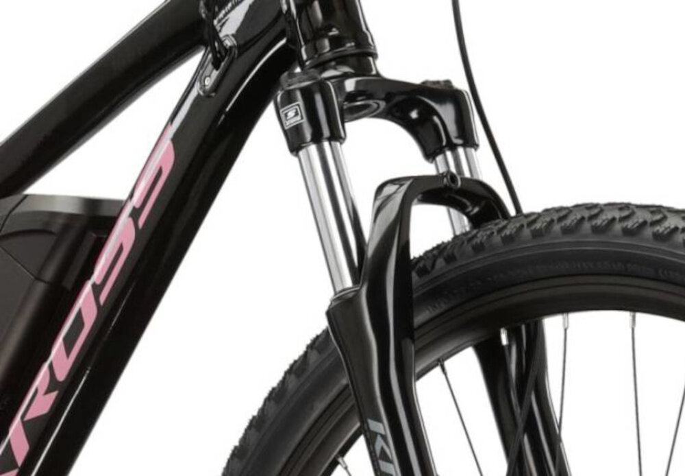 Rower elektryczny KROSS Lea Boost 522 D16 27.5 cala Czarno-różowy zbliżenie na amortyzator rower typu hardtail przedni amortyzator marki Suntour typu XCE28 ze skokiem 80 mm ułatwia najeżdżanie na przeszkody niweluje wstrząsy niska masa roweru duża sztywność regulacja za pomocą pokręteł na goleniach