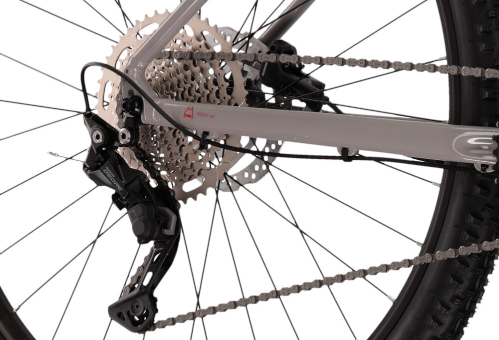 Rower górski MTB KROSS Level 4.0 M17 29 cali męski Szaro-czerwony zbliżenie na tylną przerzutkę 10 biegów przerzutki marki SHIMANO duża wytrzymałość sprawne działanie zmiana biegów jest płynna i bezproblemowa tylna przerzutka SHIOMANO Deore lekkie sprawdzone rozwiązanie precyzyjna równomierna płynna i łatwa zmiana przełożeń 10-rzędowy system