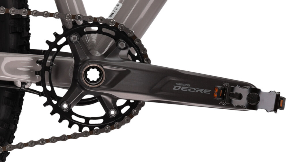 Rower górski MTB KROSS Level 4.0 M17 29 cali męski Szaro-czerwony zbliżenie na korbę kasetę i łańcuch lekka wydajna konstrukcja korby korba SHIMANO typu Deore M5100 kaseta SHIMANO typu Deore M4100 11-46T solidność wytrzyma bardzo duży nacisk na pedały