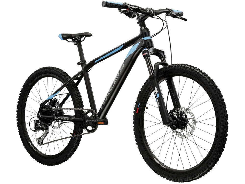 Rower młodzieżowy KROSS Level Jr 3.0 24 cale dla chłopca Czarno-niebiesko-srebrny rower na białym tle widoczny od przodu pod skosem środek codziennego transportu relaks pasja uniwersalność