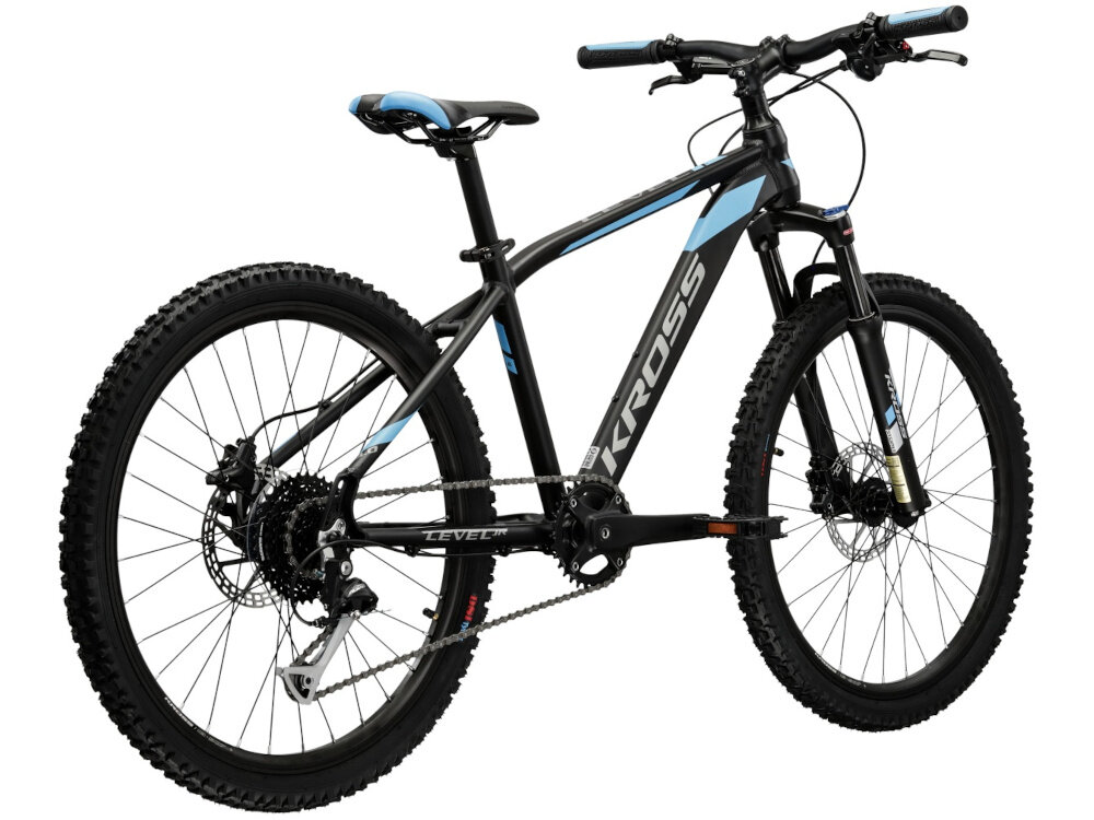 Rower młodzieżowy KROSS Level Jr 3.0 24 cale dla chłopca Czarno-niebiesko-srebrny rower na białym tle widoczny od tyłu pod skosem góral pojazd dla młodych sportowców do jazdy wyczynowej uniwersalny dla amatorów zwrotny łatwo wchodzi w zakręty do jazdy w mieście za miastem w lesie na górskim szlaku w błocie nie za głębokim piachu