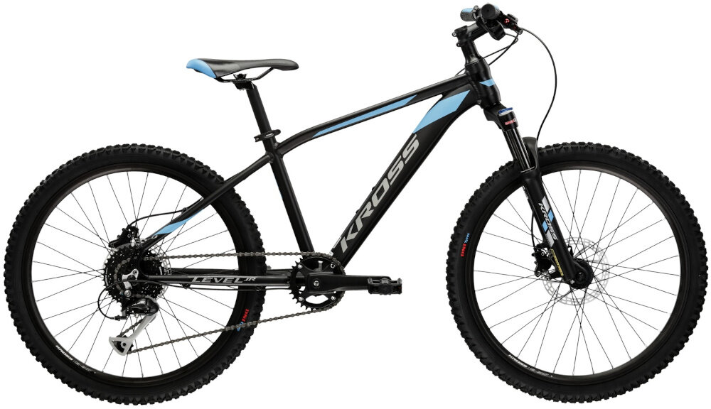 Rower młodzieżowy KROSS Level Jr 3.0 24 cale dla chłopca Czarno-niebiesko-srebrny rower na białym tle widoczny z boku 14-calowa aluminiowa ramę rower zwinny lekki łatwo go podnieść odporność na korozję dla dzieci w wieku od 10 do 12 lat wybór rozmiaru ramy Twój wzrost mierzony w zrelaksowanej pozycji typ roweru
