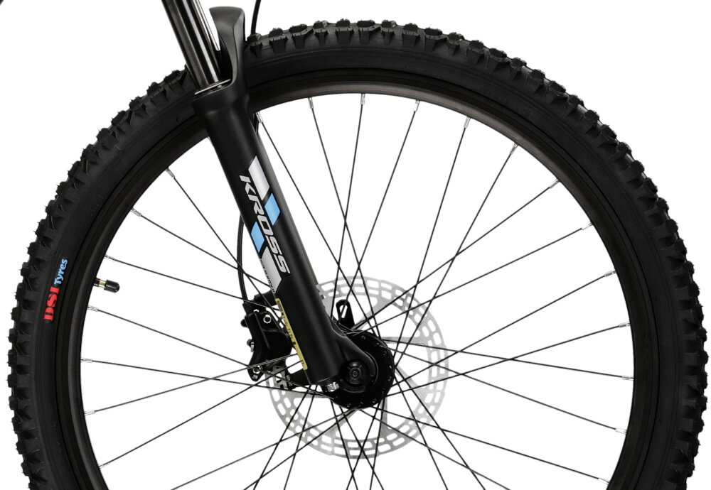 Rower młodzieżowy KROSS Level Jr 3.0 24 cale dla chłopca Czarno-niebiesko-srebrny zbliżenie na oponę rozmiar koła 24 cali łatwe pokonywanie przeszkód duży kontakt koła z podłożem szerokie opony marki DSI dobra przyczepność aluminiowe obręcze zachowanie regularnego kształtu kół stabilne trzymanie opony bezpieczna i komfortowa jazda regularne sprawdzanie ciśnienia powietrza wartość na bocznej części opony