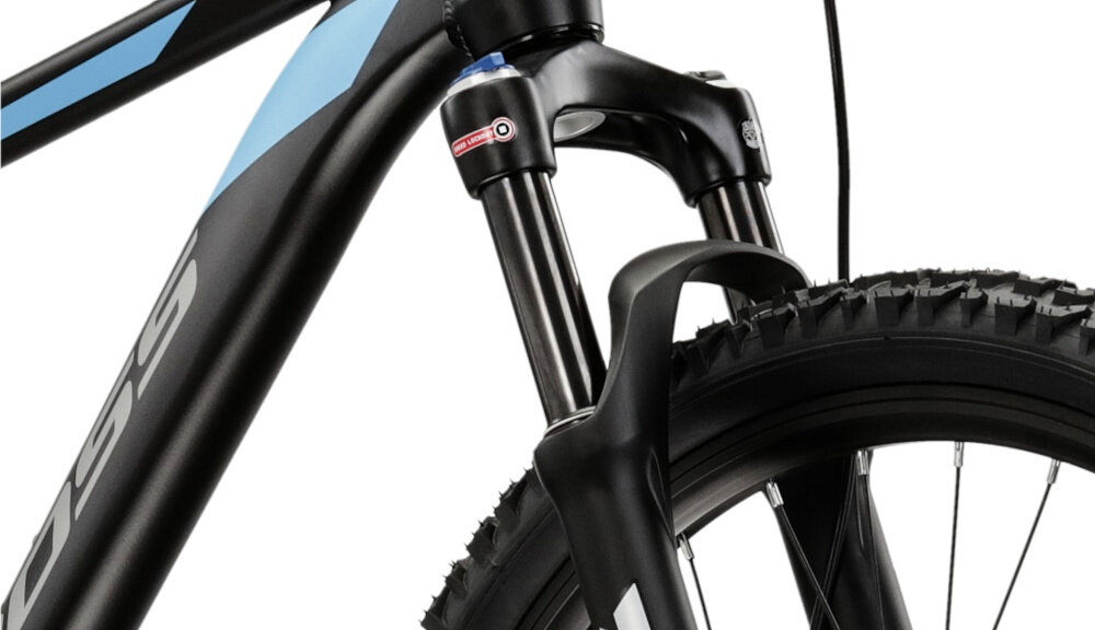 Rower młodzieżowy KROSS Level Jr 3.0 24 cale dla chłopca Czarno-niebiesko-srebrny zbliżenie na amortyzator rower typu hardtail przedni amortyzator SR Suntour typu XCR-LO Air skutecznie tłumi drgania i wstrząsy płynna i stabilna jazda poprawia przyczepność kół kontrola nad rowerem wyższy poziom bezpieczeństwa i komfortu