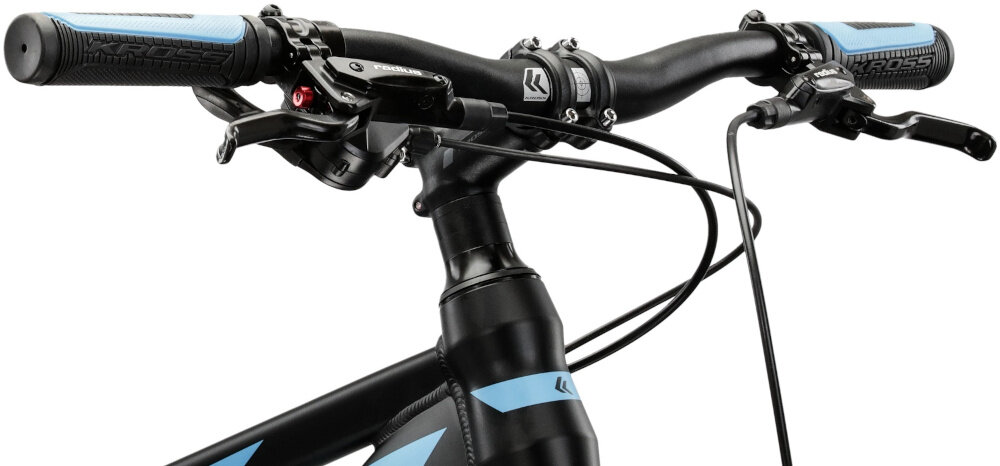 Rower młodzieżowy KROSS Level Jr 3.0 24 cale dla chłopca Czarno-niebiesko-srebrny kierownica na białym tle widoczna pod skosem lekka kierownica aluminiowa typu MTB pewny chwyt wysoka odporność na obciążenia uchwyty pokryte antypoślizgowym materiałem dłonie nie ślizgają się stabilne i pewne prowadzenie bezpieczeństwo