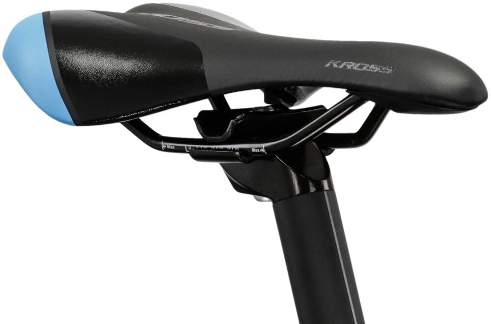 Rower młodzieżowy KROSS Level Jr 3.0 24 cale dla chłopca Czarno-niebiesko-srebrny siodełko na białym tle piankowe siodełko minimalizuje ucisk w newralgicznych punktach ciała aluminiowa sztyca stabilność mocowania siodełka niska waga roweru 13 kg komfortowa stabilna jazda