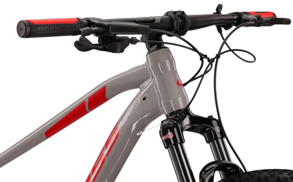 Rower górski MTB KROSS Level 4.0 M16 29 cali męski Szaro-czerwony zbliżenie na kierownicę kierownica widoczna od przodu pod skosem aluminiowa kierownica aluminiowy wspornik KROSS lekkość trwałość manetki pokryte antypoślizgowym materiałem pewny chwyt