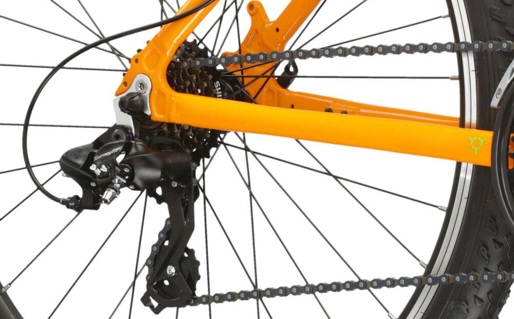 Rower górski MTB KROSS Hexagon 1.0 M17 26 cali męski Pomarańczowo-zielony zbliżenie na tylną przerzutkę przerzutki marki przerzutki marki SHIMANO 21 biegów duża wytrzymałość sprawne działanie zmiana biegów jest płynna i bezproblemowa przednie i tylne przerzutki SHIMANO Tourney do rekreacyjnej jazdy