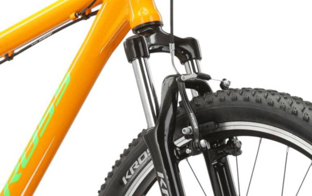 Rower górski MTB KROSS Hexagon 1.0 M17 26 cali męski Pomarańczowo-zielony zbliżenie na amortyzator rower typu hardtail przedni amortyzator marki KROSS ze skokiem 80 mm skuteczne tłumienie drgań komfort i stabilność prowadzenia prosta konstrukcja wygoda bezpieczeństwo