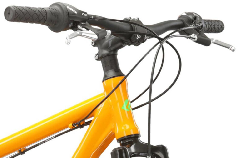 Rower górski MTB KROSS Hexagon 1.0 M17 26 cali męski Pomarańczowo-zielony zbliżenie na kierownicę kierownica widoczna od przodu pod skosem aluminiowa kierownica aluminiowy wspornik KROSS długość 75 mm średnica obejmy 31,8 mm kąt 7° niska masa wysoka sztywność odporność na korozję stabilny montaż standardowa średnica 31,8 mm