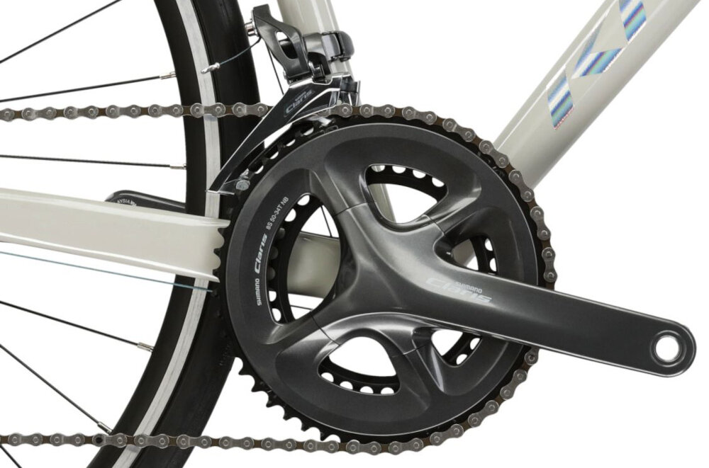Rower szosowy KROSS Vento 2.0 M21 28 cali męski Szaro-srebrny zbliżenie na korbę i kasetę lekka i wydajna konstrukcja korby SHIMANO Claris typu R2000 wkład suportu SHIMANO typu RS501 rower jest solidny i wytrzyma obciążenie wytrzyma bardzo duży nacisk na pedały