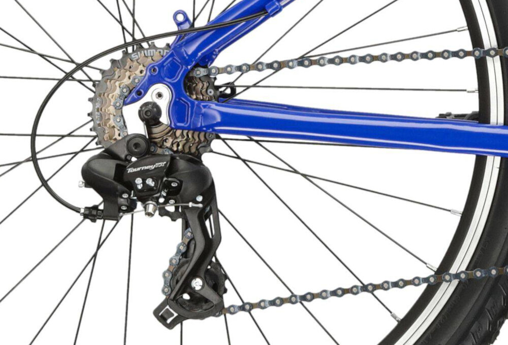 Rower górski MTB KROSS Hexagon 1.0 M19 26 cali męski Niebiesko-srebrny zbliżenie na tylną przerzutkę przerzutki marki przerzutki marki SHIMANO 21 biegów duża wytrzymałość sprawne działanie zmiana biegów jest płynna i bezproblemowa przednie i tylne przerzutki SHIMANO Tourney do rekreacyjnej jazdy