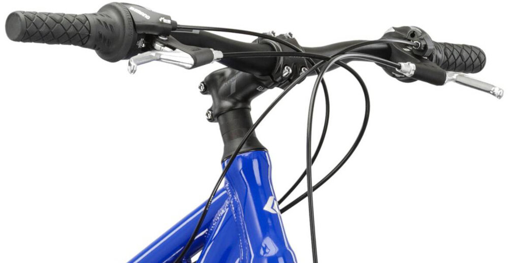 Rower górski MTB KROSS Hexagon 1.0 M19 26 cali męski Niebiesko-srebrny zbliżenie na kierownicę kierownica widoczna od przodu pod skosem aluminiowa kierownica aluminiowy wspornik KROSS lekkość trwałość manetki pokryte antypoślizgowym materiałem pewny chwyt