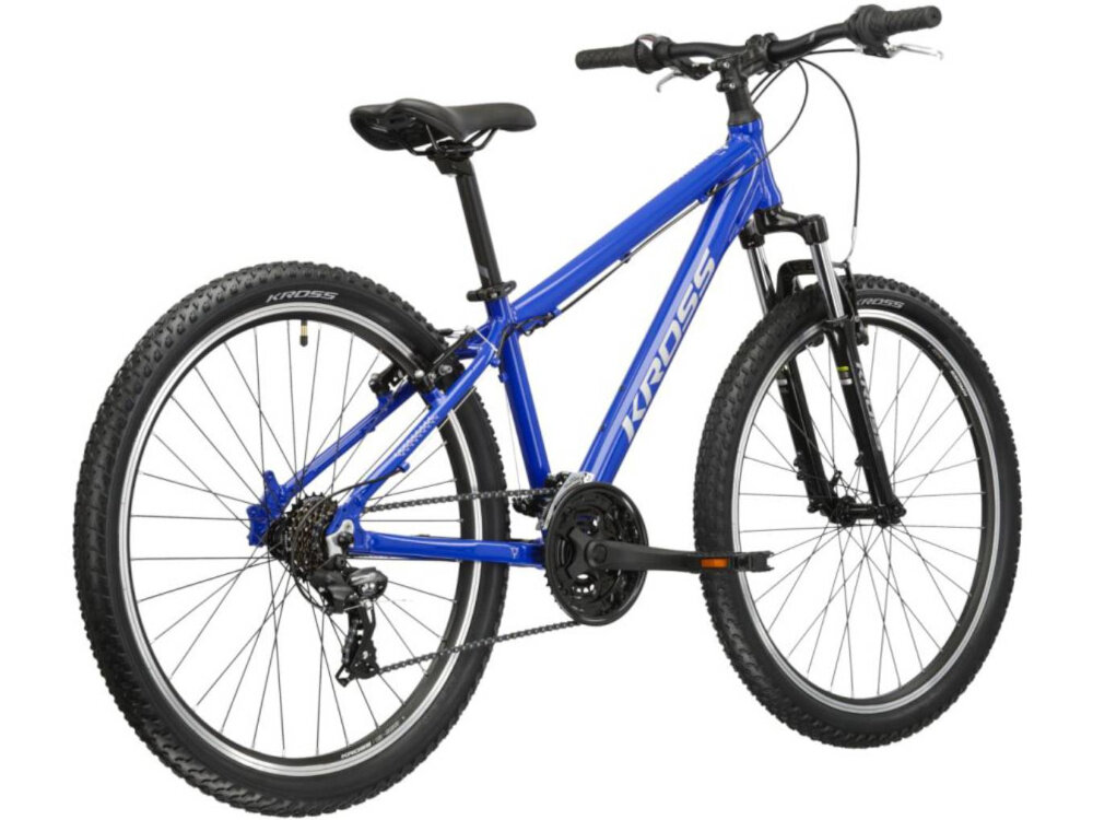 Rower górski MTB KROSS Hexagon 1.0 M17 26 cali męski Niebiesko-srebrny rower na białym tle widoczny od tyłu pod skosem góral pojazd dla młodych sportowców do jazdy wyczynowej uniwersalny dla amatorów zwrotny łatwo wchodzi w zakręty do jazdy w mieście za miastem w lesie na górskim szlaku w błocie nie za głębokim piachu