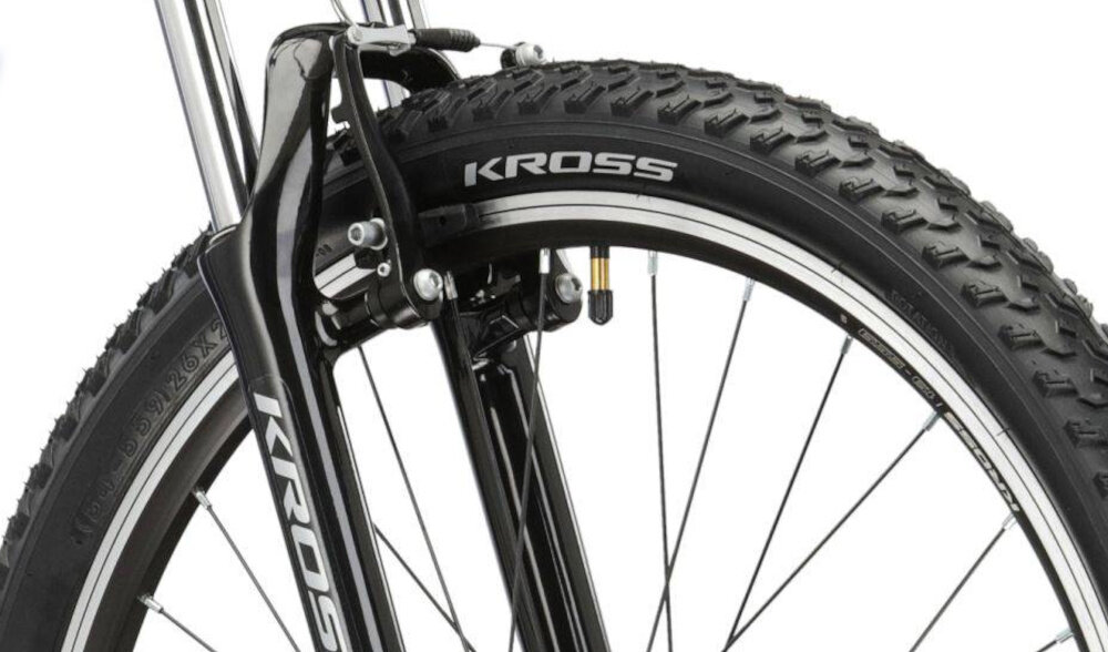 Rower górski MTB KROSS Hexagon 1.0 M17 26 cali męski Niebiesko-srebrny zbliżenie na przedni hamulec hamulce V-Brake lekkie duża siła hamowania do jazdy rekreacyjnej i amatorskich wypadów poza miasto hamulce z przodu i z tyłu podwójny pakiet bezpieczeństwa