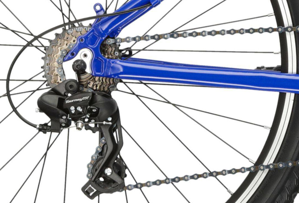 Rower górski MTB KROSS Hexagon 1.0 M17 26 cali męski Niebiesko-srebrny zbliżenie na tylną przerzutkę przerzutki marki SHIMANO 21 biegów duża wytrzymałość sprawne działanie zmiana biegów jest płynna i bezproblemowa przednie i tylne przerzutki SHIMANO Tourney TX800 precyzyjna praca mechanizmu komfort i kontrola