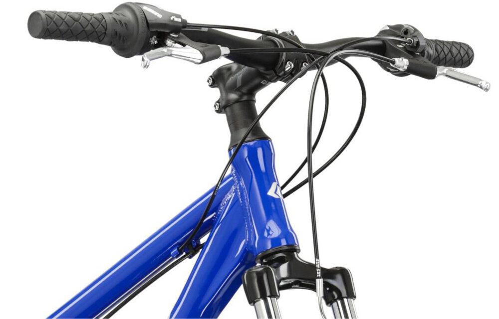 Rower górski MTB KROSS Hexagon 1.0 M17 26 cali męski Niebiesko-srebrny kierownica na białym tle widoczna pod skosem lekka kierownica aluminiowa o wymiarach 660 x 31,8 mm lekkość wysoka wytrzymałość pewny chwyt pełna kontrola nad rowerem uchwyty pokryte antypoślizgowym materiałem stabilne i pewne prowadzenie