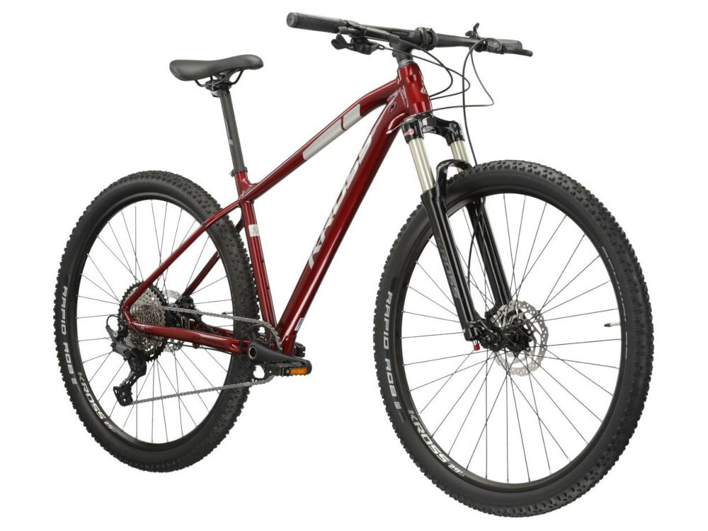 Rower górski MTB KROSS Level 6.0 M20 29 cali męski Rubinowo-srebrny rower na białym tle widoczny od przodu pod skosem środek codziennego transportu relaks pasja uniwersalność