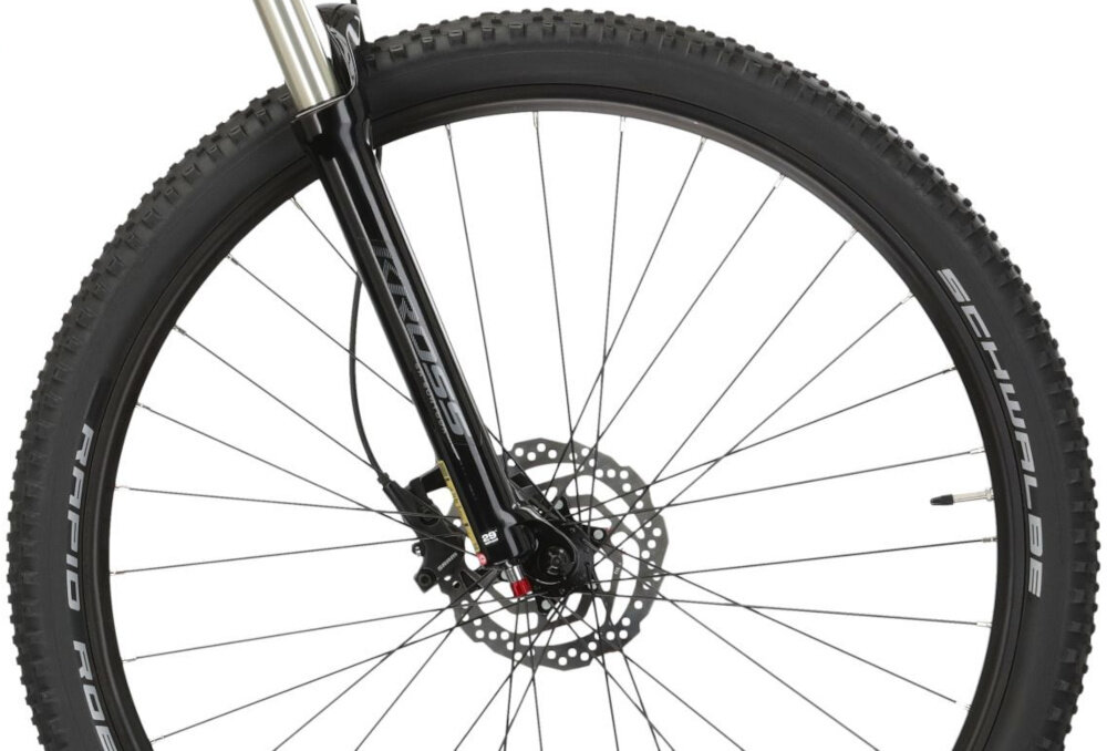 Rower górski MTB KROSS Level 6.0 M17 29 cali męski Rubinowo-srebrny zbliżenie na oponę rozmiar koła 29 cali łatwe pokonywanie przeszkód duży kontakt koła z podłożem szerokie opony marki SCHWALBE dobra przyczepność aluminiowe obręcze zachowanie regularnego kształtu kół stabilne trzymanie opony bezpieczna i komfortowa jazda regularne sprawdzanie ciśnienia powietrza wartość na bocznej części opony