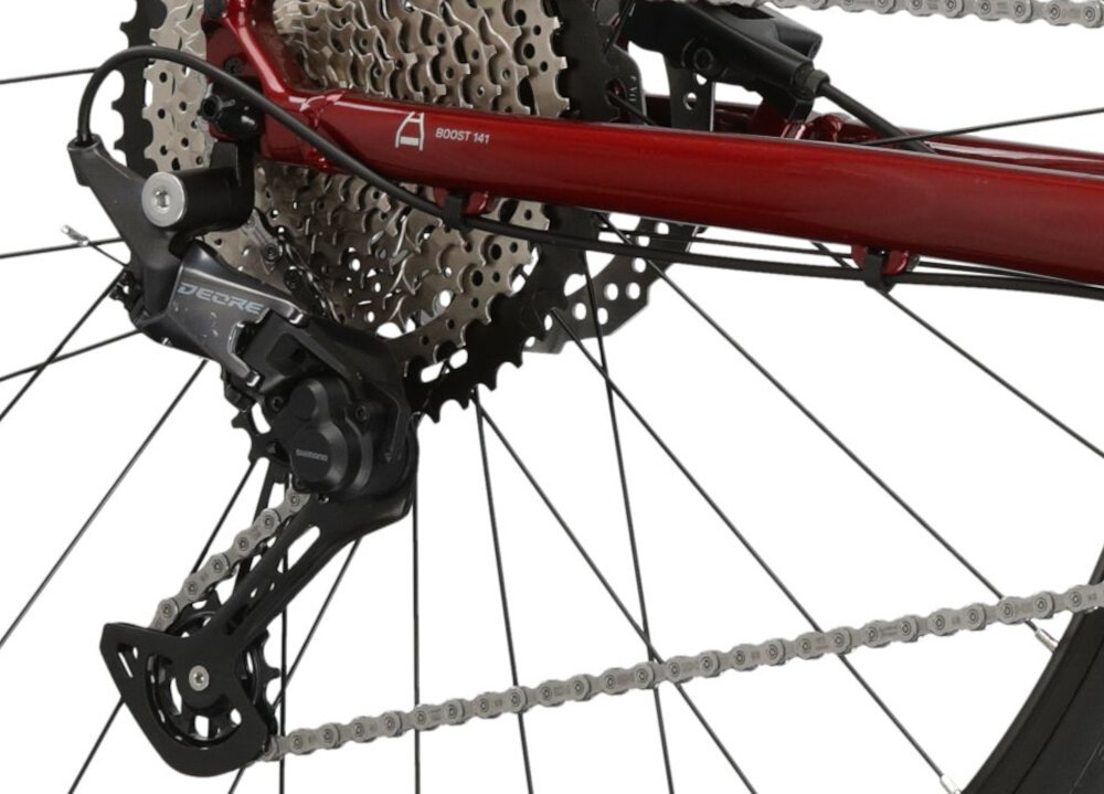 Rower górski MTB KROSS Level 6.0 M17 29 cali męski Rubinowo-srebrny zbliżenie na tylną przerzutkę 12 biegów przerzutki marki SHIMANO duża wytrzymałość sprawne działanie zmiana biegów jest płynna i bezproblemowa tylna przerzutka SHIOMANO Deore lekkie sprawdzone rozwiązanie precyzyjna równomierna płynna i łatwa zmiana przełożeń 12-rzędowy system