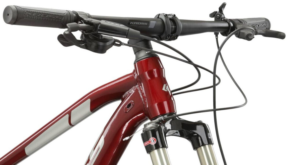 Rower górski MTB KROSS Level 6.0 M17 29 cali męski Rubinowo-srebrny zbliżenie na kierownicę kierownica widoczna od przodu pod skosem aluminiowa kierownica aluminiowy wspornik KROSS lekkość trwałość manetki pokryte antypoślizgowym materiałem pewny chwyt
