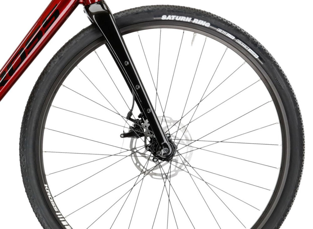 Rower gravel KROSS Esker 2.0 M21 28 cali męski Rubinowo-czarny zbliżenie na przednie koło rozmiar koła 28 cali szybkie rozpędzenie się bardzo cienkie i gładkie opony marki WTB aluminiowe obręcze stabilne trzymanie opony sprzęt do wyczynowego kolarstwa szybkiego regularne sprawdzanie ciśnienia powietrza wartość na bocznej części opony