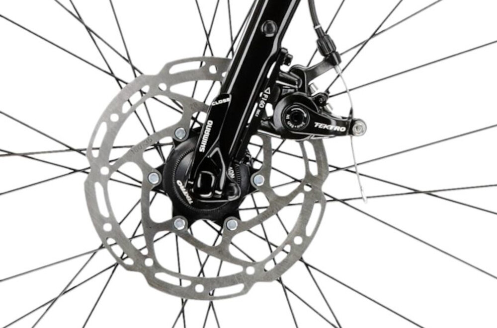 Rower gravel KROSS Esker 2.0 M21 28 cali męski Rubinowo-czarny zbliżenie na hamulec podstawa bezpieczeństwa hamulce tarczowe mechaniczne bardzo duża siła hamowania hamulce z przodu i z tyłu podwójny pakiet bezpieczeństwa