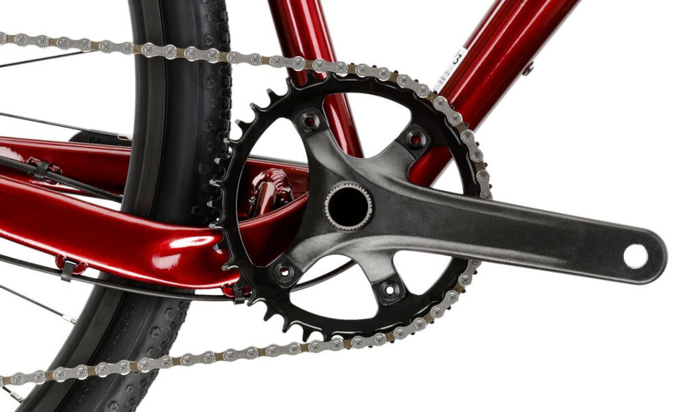 Rower gravel KROSS Esker 2.0 M21 28 cali męski Rubinowo-czarny zbliżenie na korbę i kasetę lekka i wydajna konstrukcja korby MicroSHIFT typu H103 wkład suportu Prowheel typu BB68+ rower jest solidny i wytrzyma obciążenie wytrzyma bardzo duży nacisk na pedały