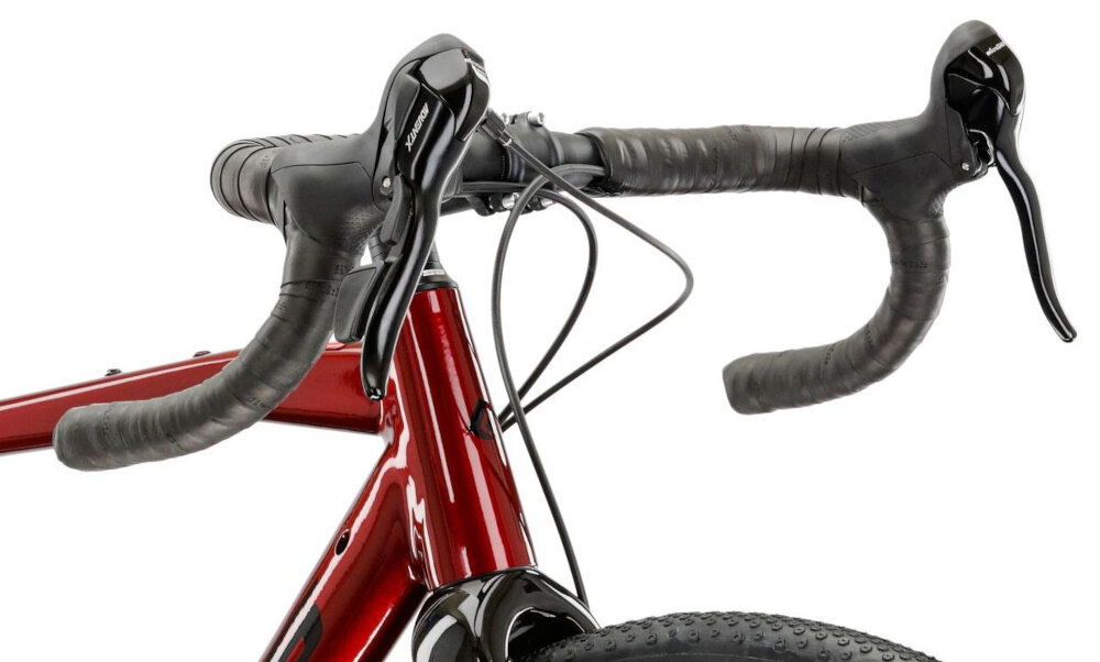 Rower gravel KROSS Esker 2.0 M21 28 cali męski Rubinowo-czarny zbliżenie na kierownicę zdjęcie na białym tle aluminiowa kierownica aluminiowy wspornik KROSS lekkość trwałość sportowy charakter antypoślizgowy materiał