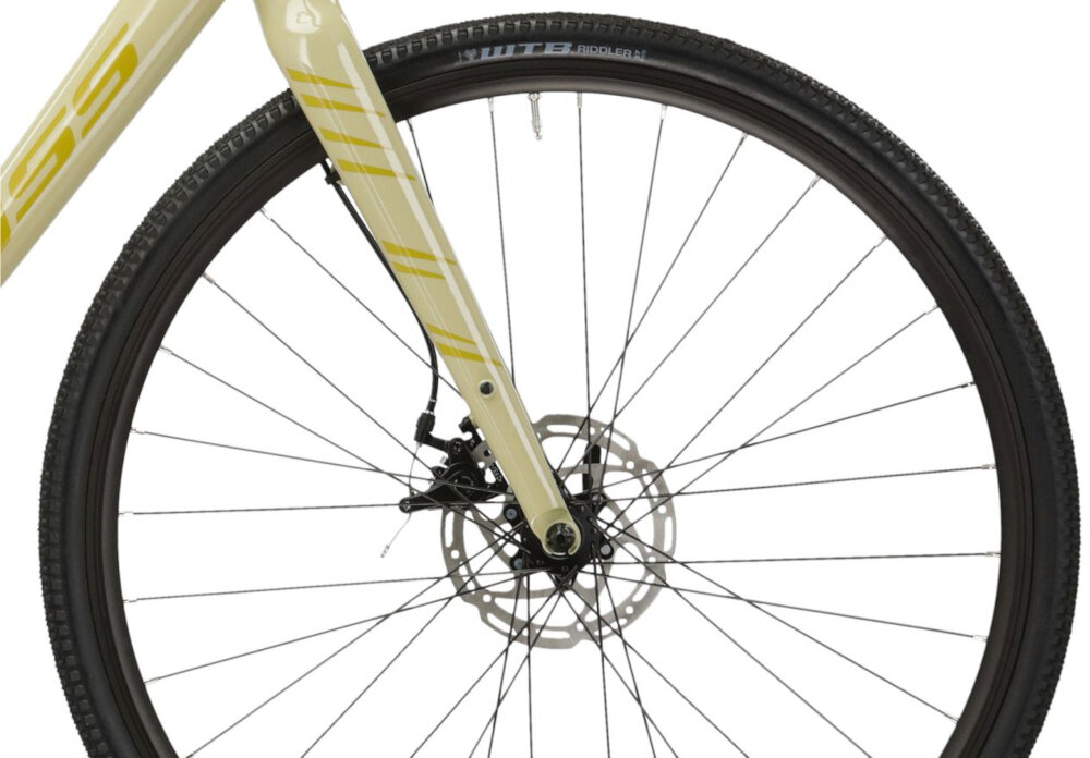 Rower gravel KROSS Esker 1.0 M22 28 cali męski Beżowo-złoty zbliżenie na przednie koło rozmiar koła 28 cali szybkie rozpędzenie się bardzo cienkie i gładkie opony marki WTB aluminiowe obręcze stabilne trzymanie opony sprzęt do wyczynowego kolarstwa szybkiego regularne sprawdzanie ciśnienia powietrza wartość na bocznej części opony