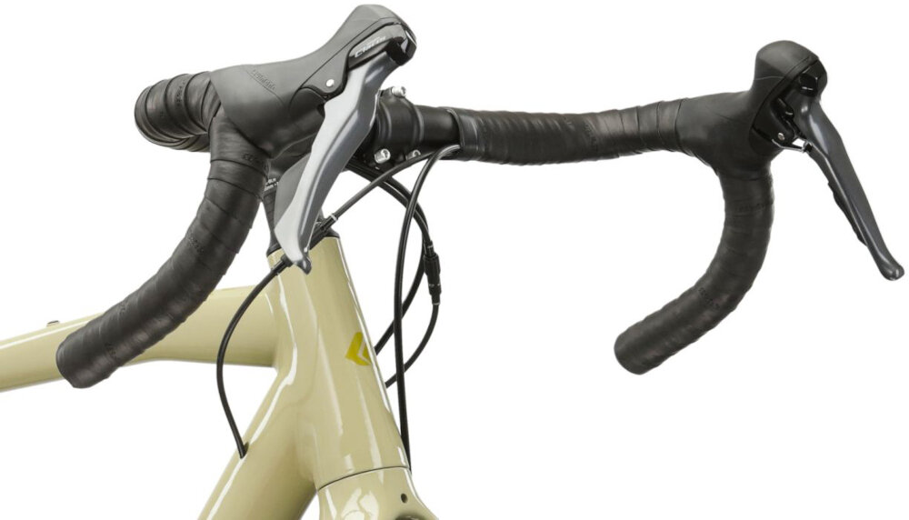 Rower gravel KROSS Esker 1.0 M22 28 cali męski Beżowo-złoty zbliżenie na kierownicę zdjęcie na białym tle aluminiowa kierownica aluminiowy wspornik KROSS lekkość trwałość sportowy charakter antypoślizgowy materiał