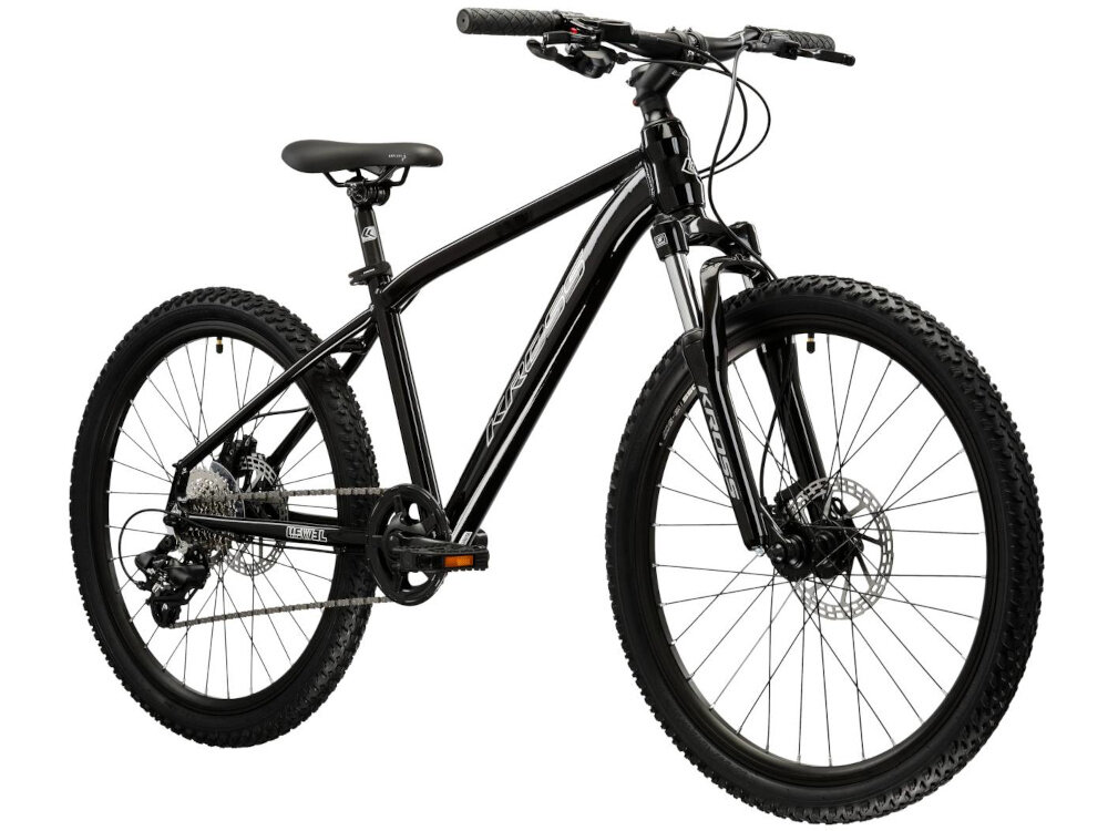 Czarny rower młodzieżowy z grubymi oponami i amortyzowanym widelcem. Na ramie widoczne jest logo \'KROSS\'.